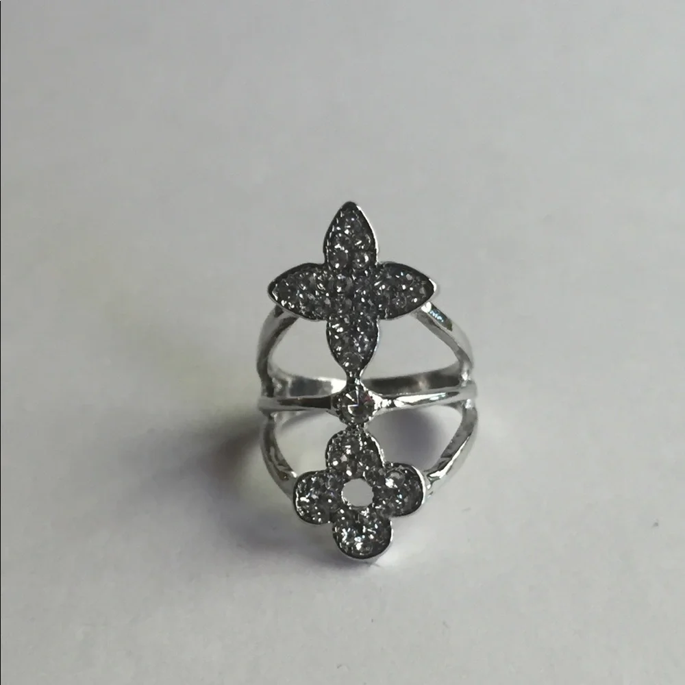 Clover Leaf Silvertone Ring Size 6.5 Brand New